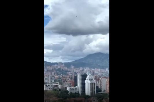 Diamantförmiges UFO, Medellín, Kolumbien, Juni 2022
